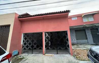 Imagem: A casa possui 4 Dormitórios, 3 Banheiros, 2 Vagas na garagem