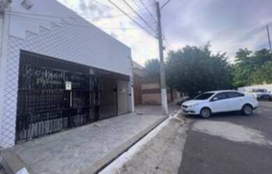 Imagem: A casa possui 3 Dormitórios, 2 Banheiros, 1 Vaga na garagem