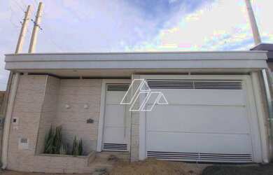 Imagem: A casa possui 2 Dormitórios, 2 Banheiros, 2 Vagas na garagem