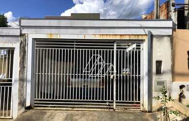 Imagem: A casa possui 2 Dormitórios, 1 Banheiro, 1 Vaga na garagem