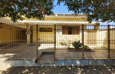 Imagem: A casa possui 3 Dormitórios, 2 Banheiros, 2 Vagas na garagem