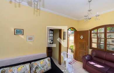 Imagem: A casa possui 5 Dormitórios, 3 Banheiros, 3 Vagas na garagem