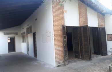 Imagem: A casa possui 3 Dormitórios, 1 Banheiro, 2 Vagas na garagem