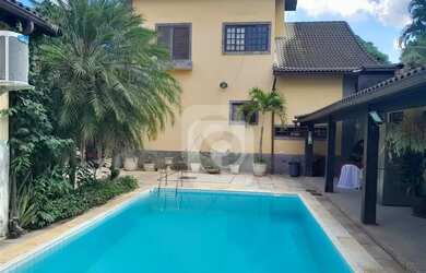 Imagem: A casa possui 4 Dormitórios, 4 Banheiros, 2 Vagas na garagem