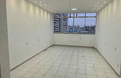 Imagem: O depósito para alugar possui 1 Vaga na garagem e 27m² de