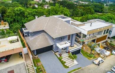 Imagem: A casa possui 5 Dormitórios, 5 Banheiros, 4 Vagas na garagem