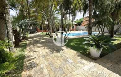 Imagem: A casa possui 4 Dormitórios, 4 Banheiros, 5 Vagas na garagem