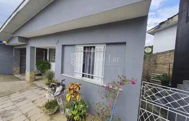 Imagem: A casa possui 3 Dormitórios, 3 Banheiros, 2 Vagas na garagem