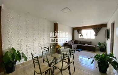 Imagem: A casa possui 4 Dormitórios, 2 Banheiros, 3 Vagas na garagem