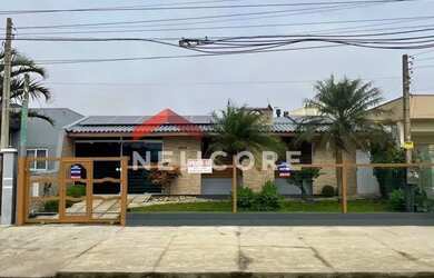 Imagem: A casa possui 3 Dormitórios, 2 Banheiros, 1 Vaga na garagem