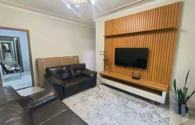 Imagem: A casa possui 3 Dormitórios, 1 Banheiro, 1 Vaga na garagem