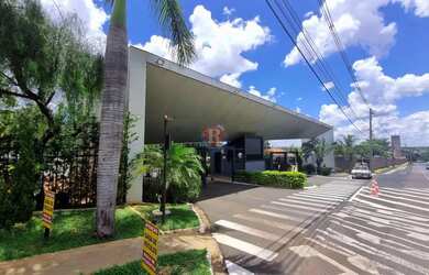 Imagem: A casa em condomínio possui 3 Dormitórios, 1 Banheiro, 2 Vagas