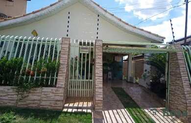 Imagem: A casa possui 4 Dormitórios, 2 Banheiros, 1 Vaga na garagem