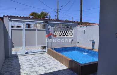 Imagem: A casa possui 2 Dormitórios, 1 Banheiro, 2 Vagas na garagem