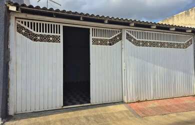 Imagem: A casa possui 2 Dormitórios, 1 Banheiro, 3 Vagas na garagem