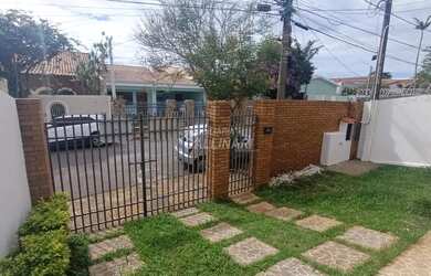 Imagem: A casa possui 4 Dormitórios, 4 Banheiros, 2 Vagas na garagem