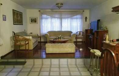 Imagem: A casa possui 4 Dormitórios, 5 Banheiros, 5 Vagas na garagem