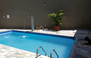 Imagem: A casa possui 5 Dormitórios, 5 Banheiros, 4 Vagas na garagem