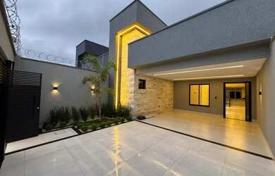 Imagem: A casa possui 3 Dormitórios, 3 Banheiros, 2 Vagas na garagem