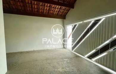 Imagem: A casa possui 3 Dormitórios, 1 Banheiro, 2 Vagas na garagem