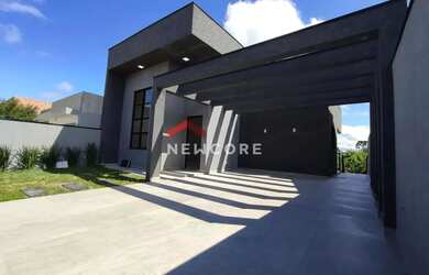 Imagem: A casa possui 3 Dormitórios, 2 Banheiros, 4 Vagas na garagem