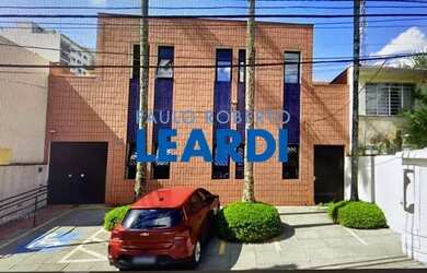 Imagem: O depósito possui 4 Vagas na garagem, 230m² de Área e está