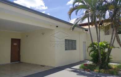 Imagem: A casa possui 4 Dormitórios, 4 Banheiros, 4 Vagas na garagem