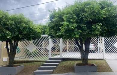 Imagem: A casa possui 3 Dormitórios, 3 Banheiros, 390m² de Área e