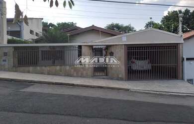 Imagem: A casa possui 3 Dormitórios, 2 Banheiros, 5 Vagas na garagem