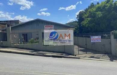 Imagem: A casa possui 4 Dormitórios, 1 Banheiro, 1 Vaga na garagem