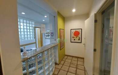 Imagem: O depósito possui 2 Vagas na garagem, 298m² de Área e está