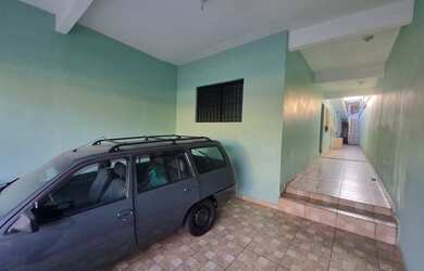 Imagem: A casa possui 3 Dormitórios, 2 Banheiros, 2 Vagas na garagem