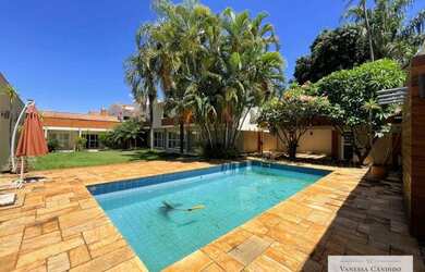 Imagem: A casa possui 5 Dormitórios, 5 Banheiros, 5 Vagas na garagem