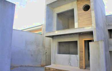 Imagem: A casa possui 3 Dormitórios, 4 Banheiros, 2 Vagas na garagem