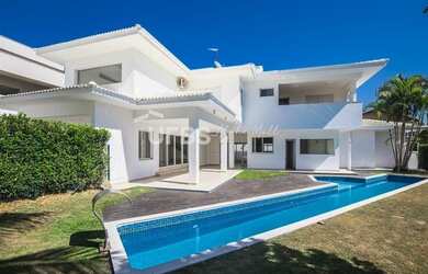 Imagem: A casa possui 5 Dormitórios, 5 Banheiros, 4 Vagas na garagem