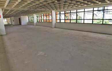 Imagem: O depósito possui 2 Vagas na garagem e 359m² de Área e está