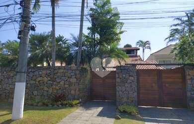 Imagem: A casa em condomínio possui 5 Dormitórios, 5 Banheiros, 4