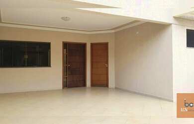 Imagem: A casa possui 3 Dormitórios, 2 Banheiros, 2 Vagas na garagem