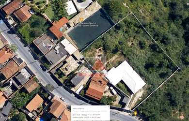 Imagem: A casa possui 3 Dormitórios, 2 Banheiros, 5 Vagas na garagem