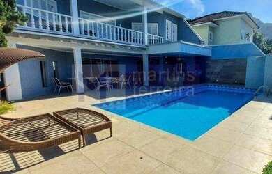 Imagem: A casa em condomínio possui 5 Dormitórios, 5 Banheiros, 4