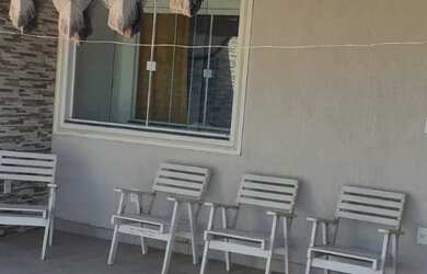 Imagem: A casa possui 3 Dormitórios, 4 Banheiros, 2 Vagas na garagem