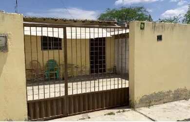 Imagem: A casa possui 2 Dormitórios, 1 Banheiro, 1 Vaga na garagem