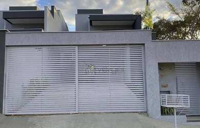 Imagem: A casa possui 3 Dormitórios, 3 Banheiros, 4 Vagas na garagem