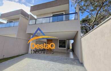 Imagem: A casa possui 3 Dormitórios, 3 Banheiros, 2 Vagas na garagem