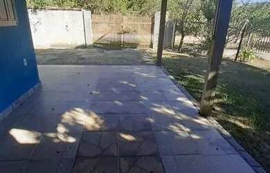 Imagem: A casa possui 2 Dormitórios, 2 Banheiros, 2 Vagas na garagem