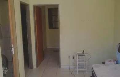 Imagem: A casa possui 2 Dormitórios, 1 Banheiro, 2 Vagas na garagem