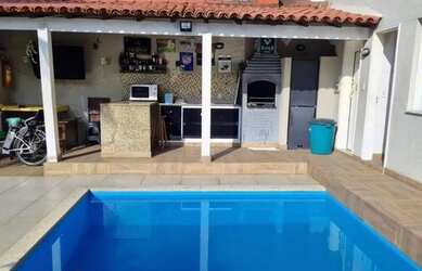 Imagem: A casa possui 3 Dormitórios, 3 Banheiros, 1 Vaga na garagem