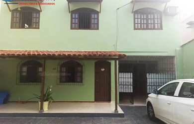 Imagem: A casa possui 4 Dormitórios, 1 Banheiro, 5 Vagas na garagem