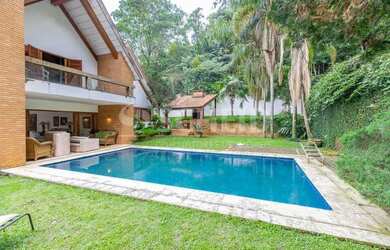 Imagem: A casa possui 4 Dormitórios, 5 Banheiros, 5 Vagas na garagem