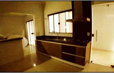 Imagem: A casa possui 3 Dormitórios, 3 Banheiros, 3 Vagas na garagem